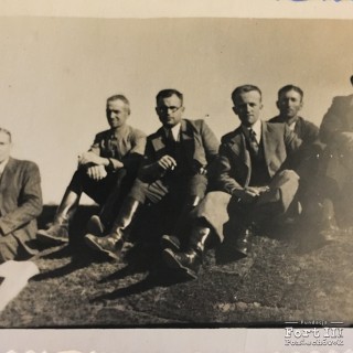 Na zdjęciu Zygmunt Zyblewski siedzi czwarty z lewej strony (okres wojny).